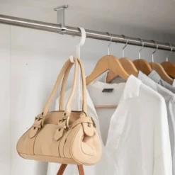 Justerbart klesstativ for garderobe med kroker