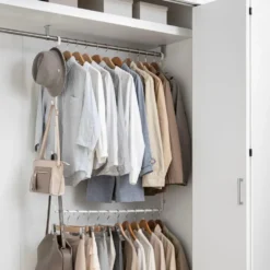 Justerbart klesstativ for garderobe med kroker