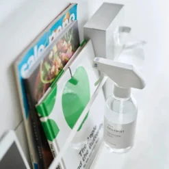 Oppbevaringshylle til vegg med kroker hvit