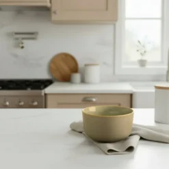 Porselenskål med lokk og ventil beige stor