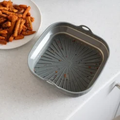 Sammenleggbart innlegg til airfryer i silikon 22 x 22 cm