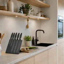Sett med 5 kniver og magnetisk knivholder sort